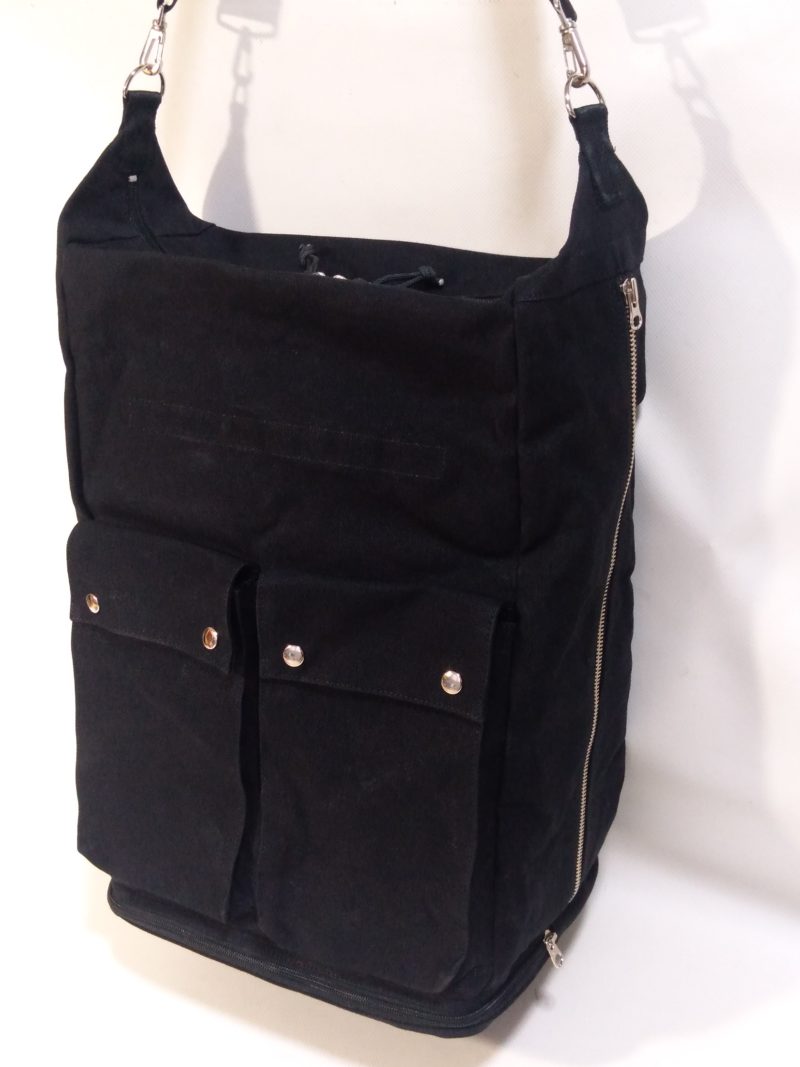 大型ショルダーバッグ・底面収納付き